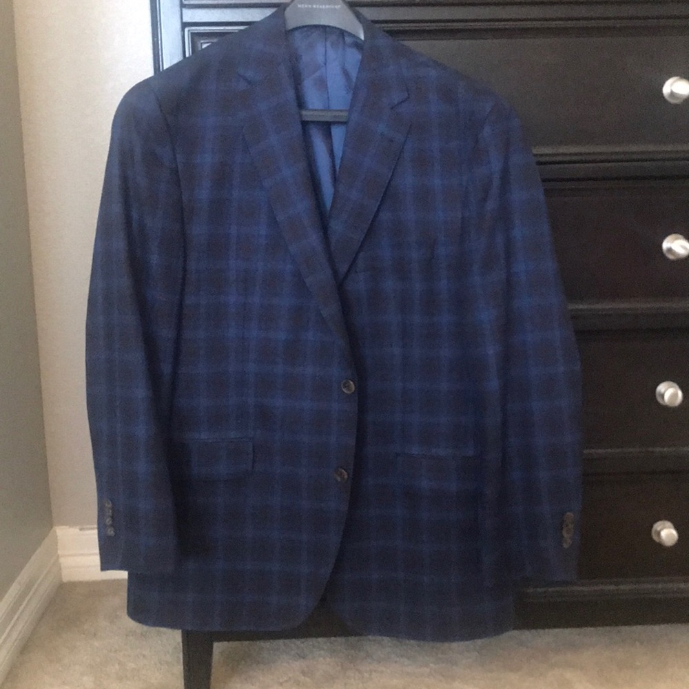Plaid sport coat 44r. Never worn. $600 value